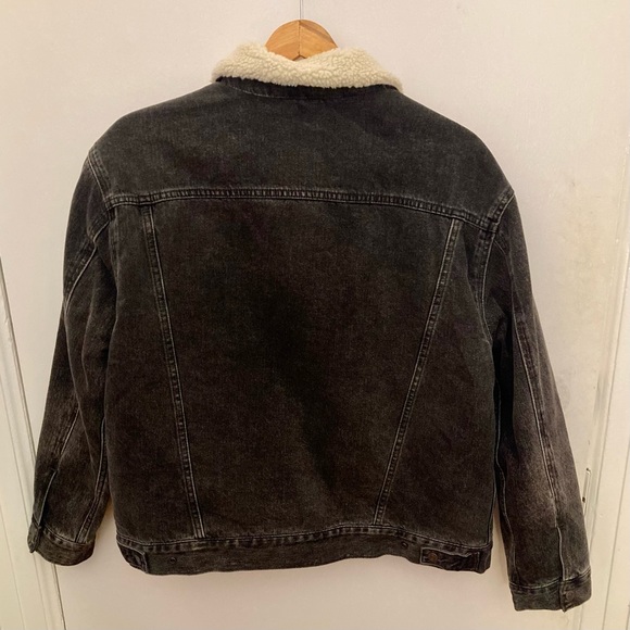 Levi’s Sherpa lined black denim jacket. Size XL. - Picture 4 of 4